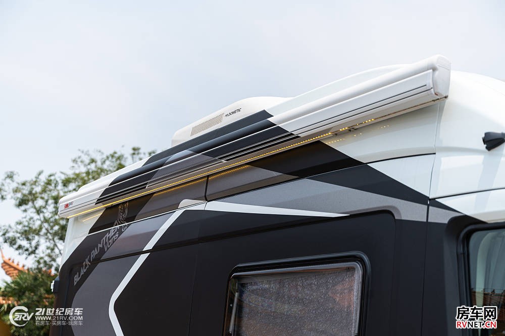 实拍卫航房车“黑豹”,带给你不一样的豪华美式大旅居!_8 实拍卫航房车“黑豹”,带给你不一样的豪华美式大旅居!_8