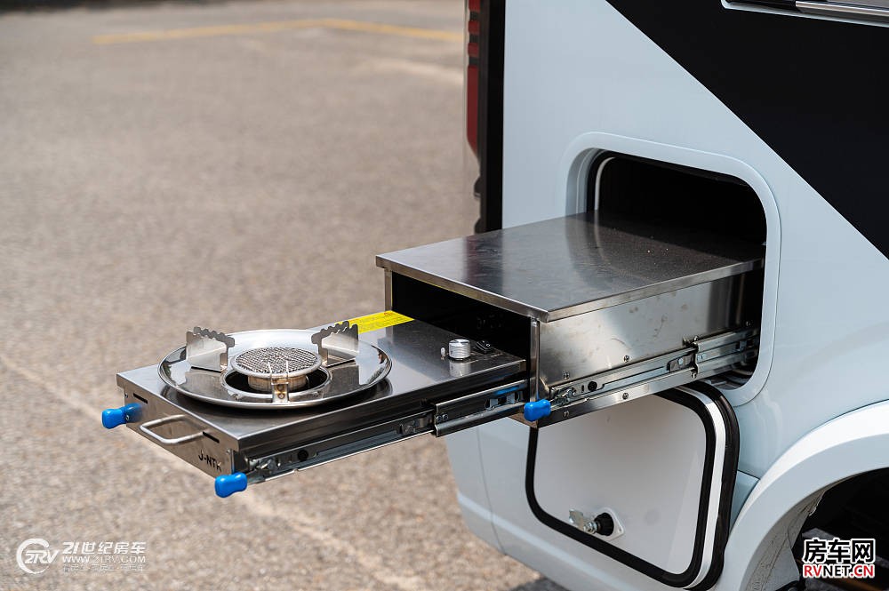 实拍卫航房车“黑豹”,带给你不一样的豪华美式大旅居!_9 实拍卫航房车“黑豹”,带给你不一样的豪华美式大旅居!_9