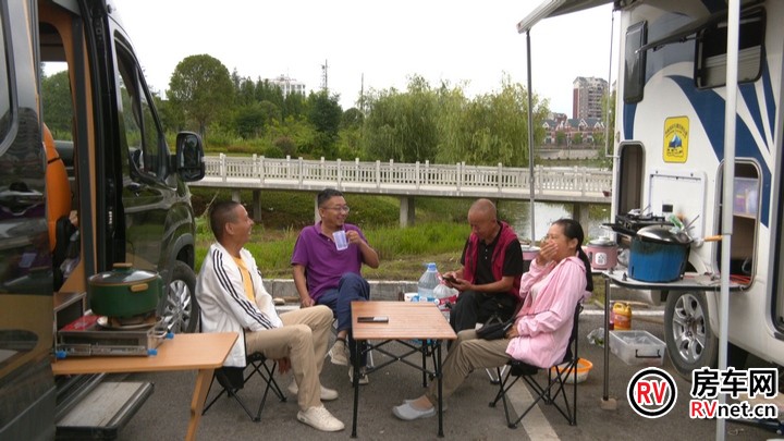 前来避暑的游客。