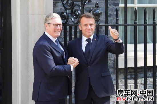 7月10日，在英国伦敦唐宁街10号首相府前，英国首相斯塔默（左）与法国总统马克龙握手。新华社记者吴鲁摄