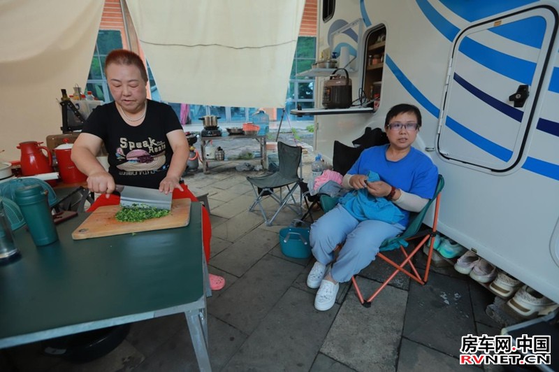 前来梵净山西线度假的游客。