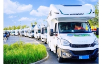 “一天经历四季，一路看尽新疆美景！”6月18日，2023新疆公路通车节在克拉玛依正式启幕，新疆最美公路通车 央视聚焦百辆宇通房车穿越独库