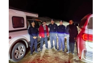 69岁老人独自驾房车被困青海无人区，弃车徒步15小时后被警方找到，生命体征平稳