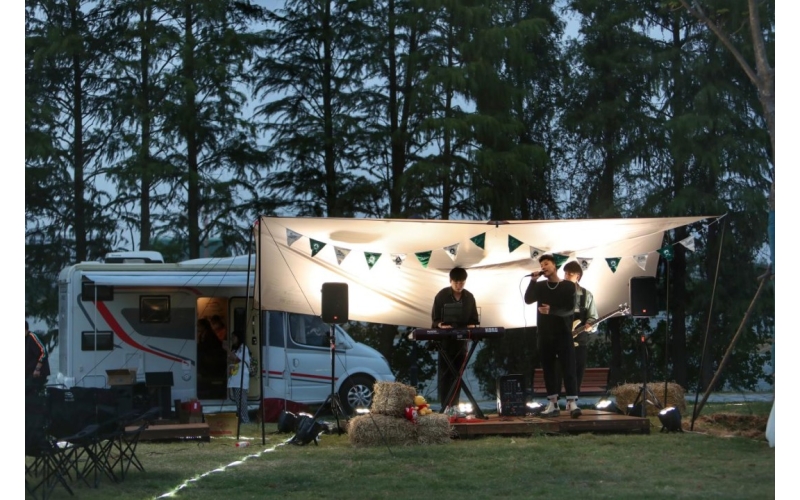 想躲开度假人流，没想到房车游也火出天际