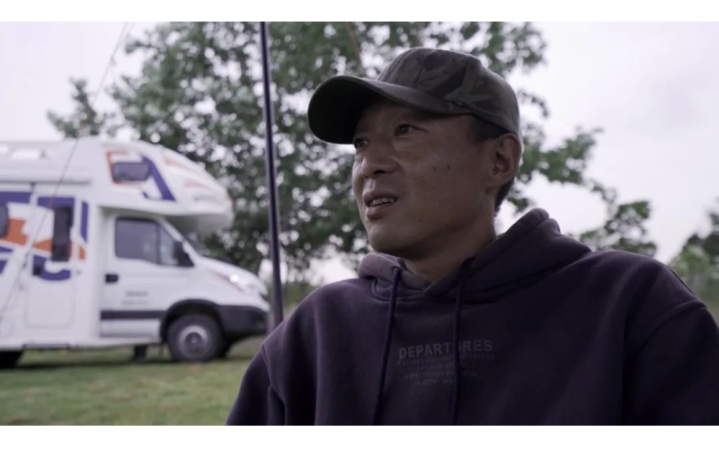 陕西省西安市阎良区郑斌 40岁从国企辞职 他选择和越野房车一直在路上