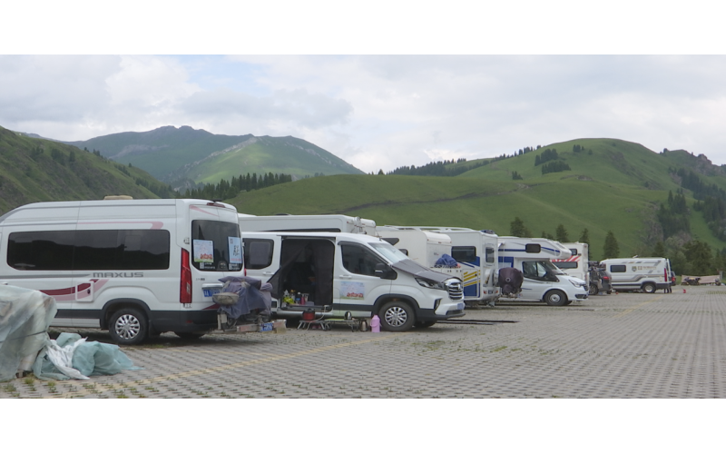 新疆维吾尔自治区尼勒克县：用“馨”服务房车自驾游客 “房车露营游”深受游客青睐