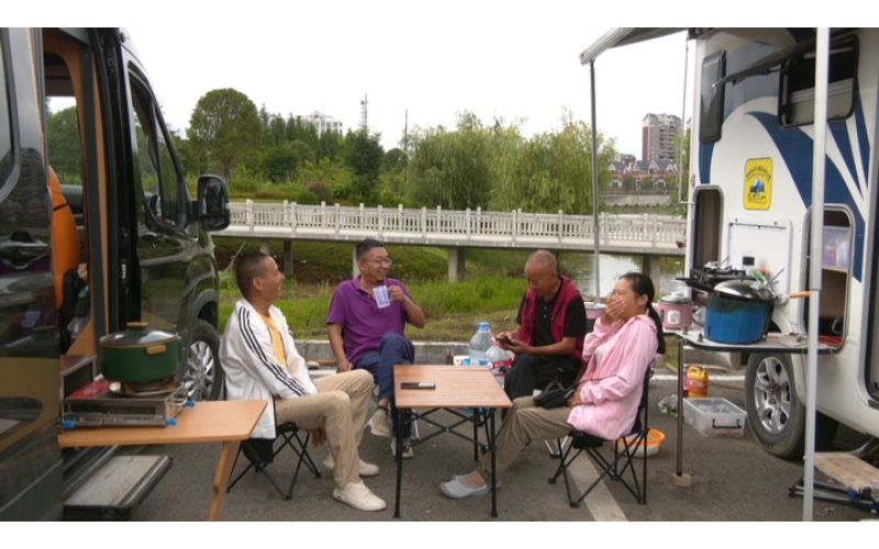 贵州安顺经开区：避暑胜地房车旅行成游客“新宠”