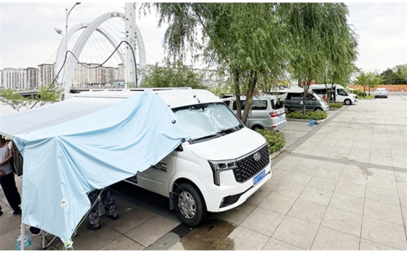 众多游客开着房车来吉林延吉乐享清爽夏日