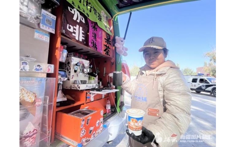 沪喀同心｜胡杨林景区里，房车夫妻“啡”来不可的诗和远方