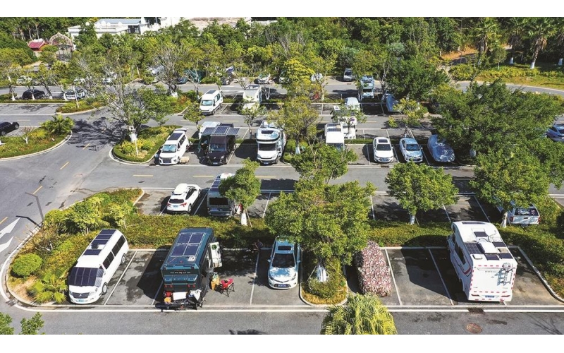 一路向南，追逐暖阳 各地“房车候鸟族” 来石狮过冬