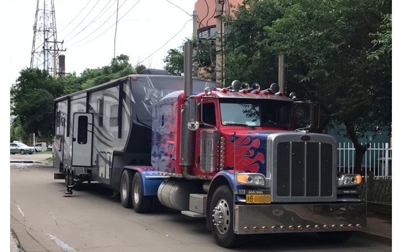 偶遇房车“天花板”，百公里油耗仅30升，光擎天柱车头就要500万