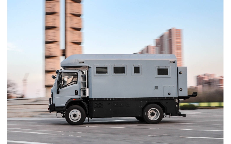 翻山越岭，仰望星空，越野房车的冉冉新星！实拍中国重汽四驱房车