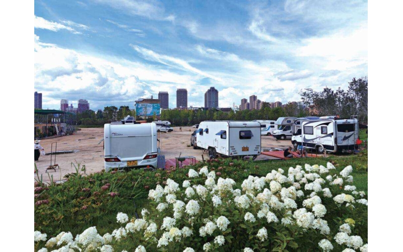 全国至少有3万辆房车 每年冬天在云南旅居