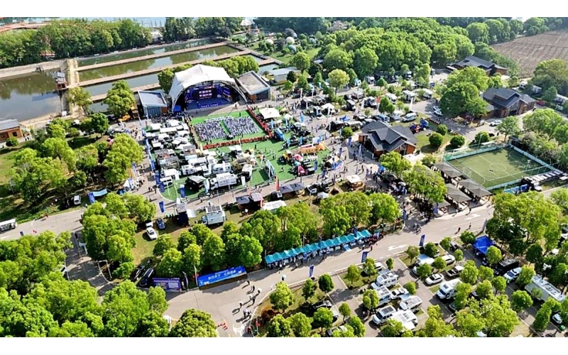 在号称“亚洲第一坝”的洈水大坝上 80辆房车主共赴这一国家级盛会