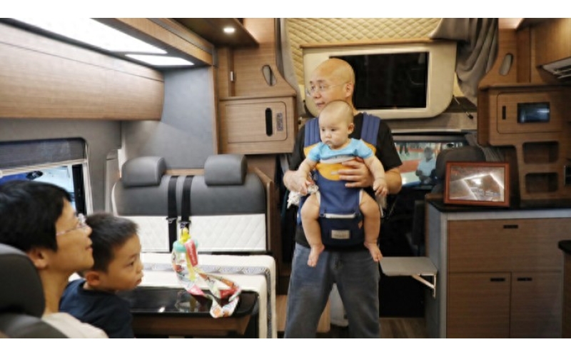 上海国际房车展在嘉定安亭举办，“银发族”成为重要观展群