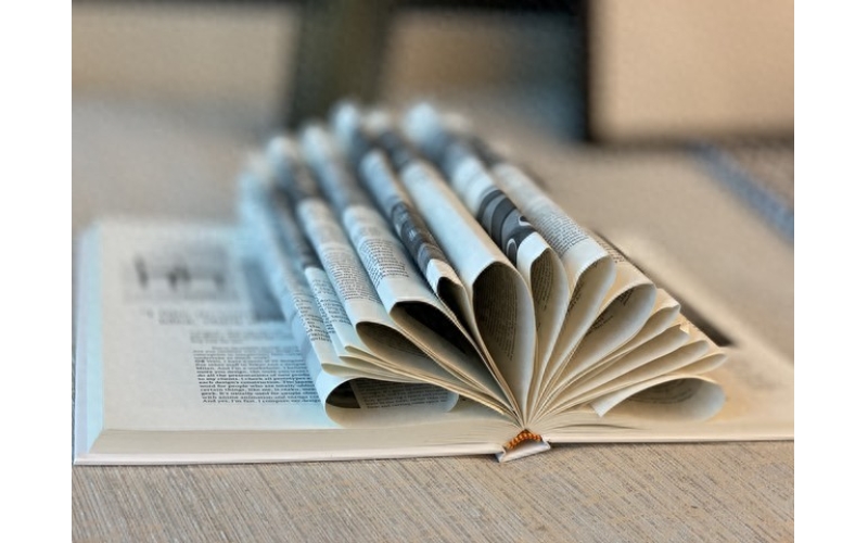 如今报纸已无人问津，报社却还在大量印刷，到底是哪些人还在看？