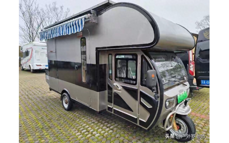 退休选“电动三轮房车”靠谱吗？64岁大爷实测：每月开销仅1000元