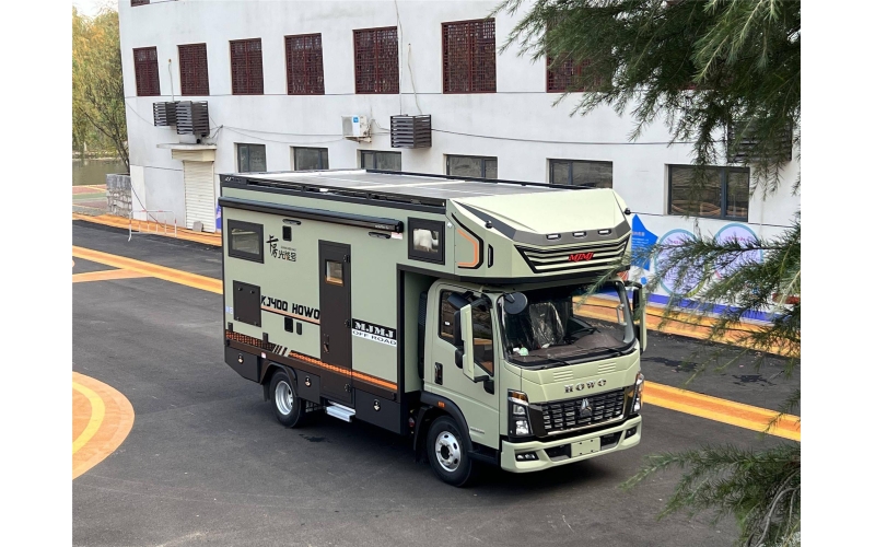 图片 “重卡底盘+法式内饰”为核心卖点的车型——美景美家卡居400