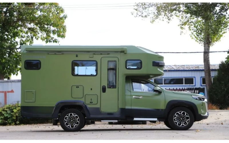 长安峰景这款军绿6座版越野房车，外观硬朗，军旅风十足，尺寸控制得不错，城市里开也挺灵活