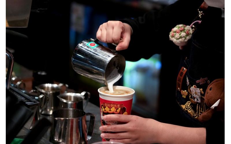 又一家平价咖啡加入“万店俱乐部” 赛道渗透率持续提升丨新消费观察