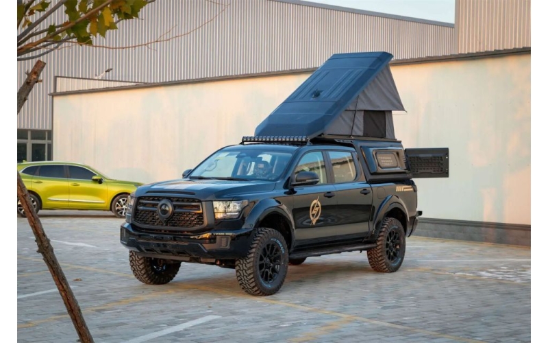 山海炮HI4-T轻旅版凭借非承载式车身、智能四驱系统及模块化生活舱设计，实现了从城市通勤到野外探险的全能覆盖