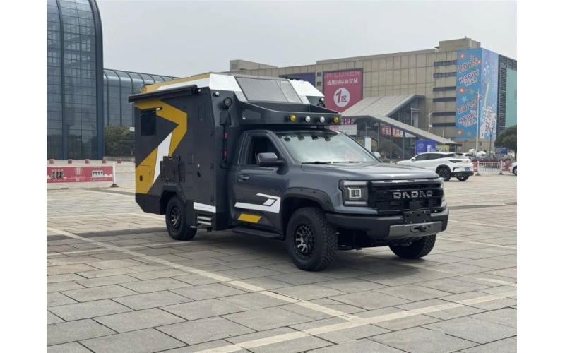 霞客乐大道机甲牛房车2025版以硬核越野性能与豪华旅居配置融合为核心，适配4人舒适出行需求，兼具城市通勤与野外探险的双重场景适配能力，是国产高端房车领域的创新力作