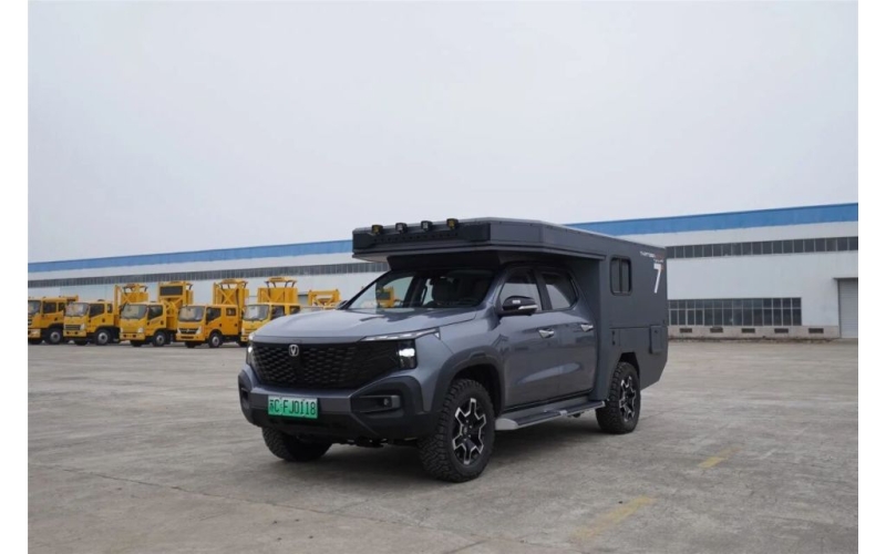 途酷长安猎手十三太保房车凭借“下地库新能源四驱皮卡”的独特定位，以无通行限制、无强制报废的合规优势，搭配1.3L综合油耗与180km纯电续航的极致经济性，成为自由旅居生活的理想选择