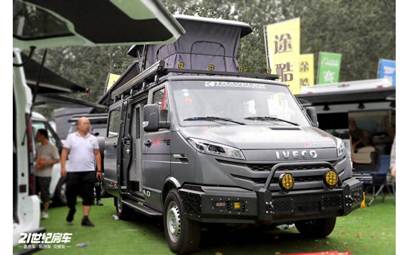 华云途骏电动升顶宿营车具备极高的性价比。同时配置并未缩水 &mdash;&mdash; 电动升顶、人体工学座椅、35L 冰箱、专业越野装备等均为标配，无需额外加装即可满足户外出行需求。